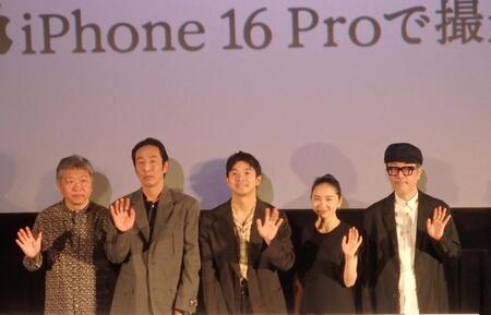 　写真に応じる（左から）是枝裕和監督、黒田大輔、仲野太賀、福地桃子、リリー・フランキー