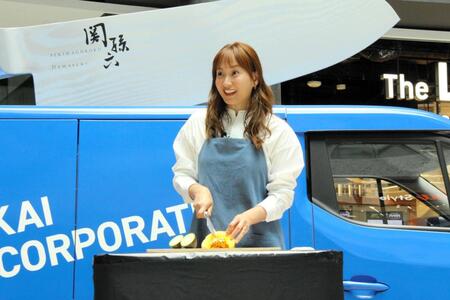 　研いだばかりの包丁の切れ味に驚きの表情を浮かべる藤本美貴