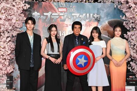 （左から）藤岡真威人、天翔天音、藤岡弘、、藤岡舞衣、天翔愛＝２５年２月