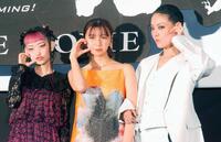 　ハートポーズを見せる（左から）詩羽、上白石萌歌、菅原小春