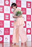 　ベストマザー賞を受賞し笑顔の鷲見玲奈アナ（撮影・金田祐二）