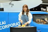　研いだばかりの包丁の切れ味に驚きの表情を浮かべる藤本美貴