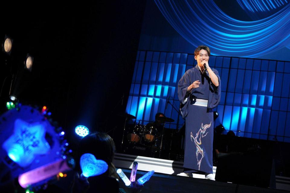 　演歌に特化したコンサートを行った辰巳ゆうと＝浅草公会堂