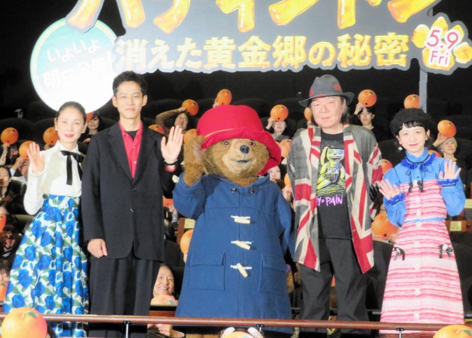 　舞台あいさつした（左から）吉田羊、松坂桃李、パディントン、古田新太、三戸なつめ