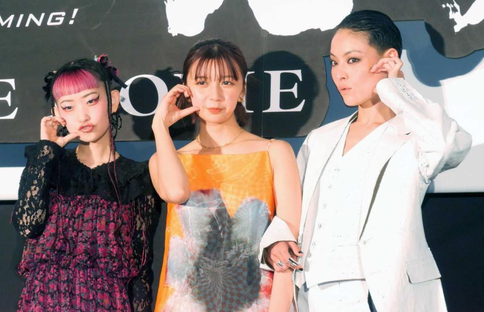 　ハートポーズを見せる（左から）詩羽、上白石萌歌、菅原小春
