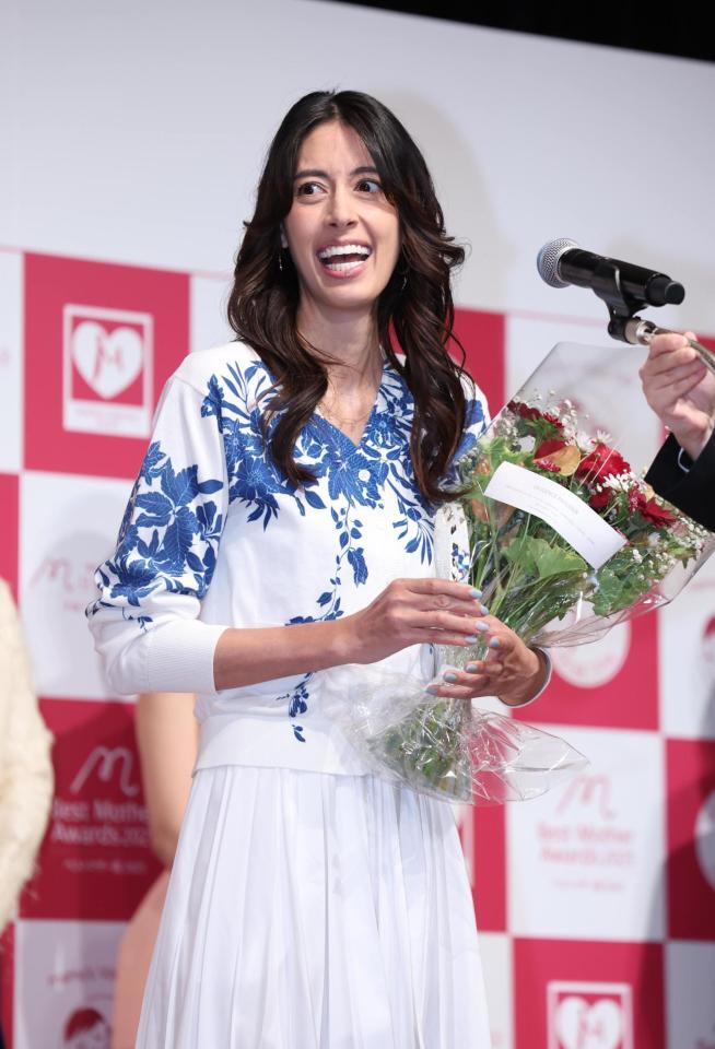 　ベストマザー賞を喜ぶ森泉（撮影・金田祐二）