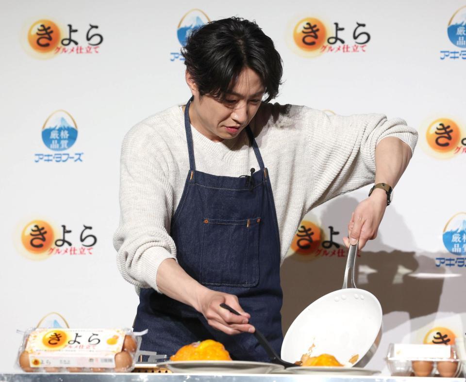 　料理をする相葉雅紀（撮影・佐々木彰尚）