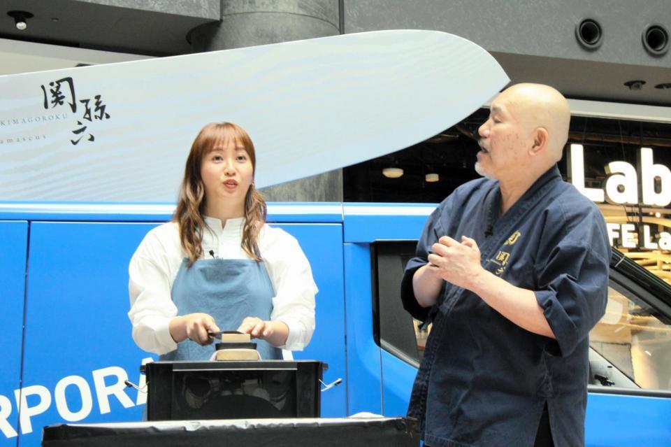 　包丁マイスター・林泰彦氏（右）から包丁の研ぎ方を教わる藤本美貴