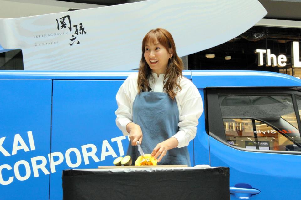 　研いだばかりの包丁の切れ味に驚きの表情を浮かべる藤本美貴