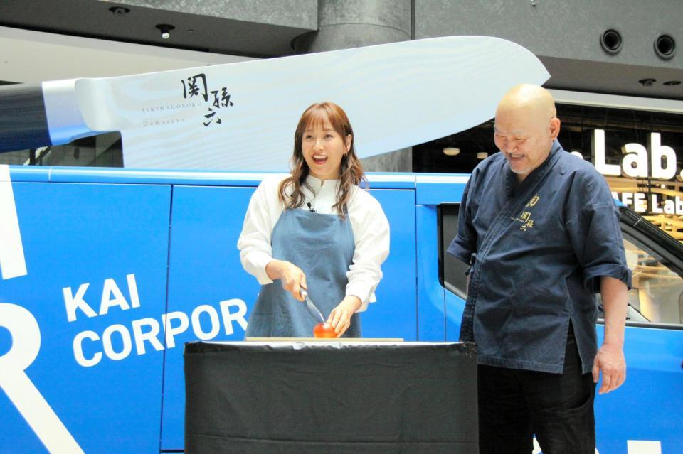 　４年間手入れされていない包丁の切れ味に苦戦する藤本美貴（左）