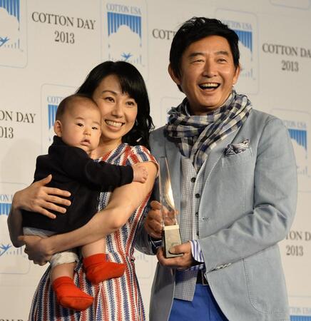 　１３年５月、パパとママと一緒に。カメラ目線？の理汰郎くん