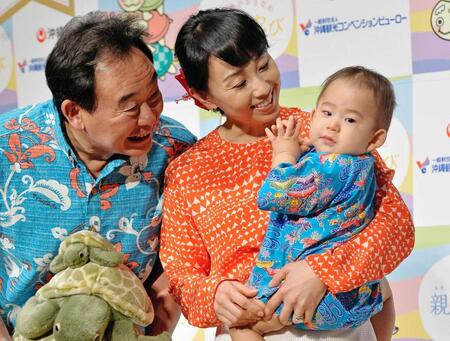 　１４年１月、理汰郎くんに優しくほほ笑む東尾修氏と理子