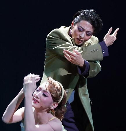 　瑠皇りあ（右）と白河りり（撮影・高部洋祐）