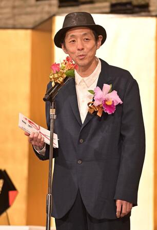 　橋田賞を受賞しあいさつする宮藤官九郎氏（撮影・持木克友）