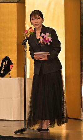 　橋田賞を受賞しあいさつする伊藤沙莉（撮影・持木克友）