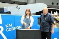 　４年間手入れされていない包丁の切れ味に苦戦する藤本美貴（左）