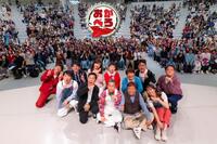 　記念撮影する（前列左から）ＮＯＮ　ＳＴＹＬＥ・石田明、ナインティナイン・岡村隆史、間寛平、村上ショージ、橋本和花子アナウンサー、（後列左から）バッテリィズ・エース、寺家、ハイヒール・モモコ、なるみ、銀シャリ・鰻和弘、橋本直、アインシュタイン・稲田直樹