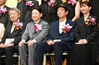 　橋田賞を受賞した（左から）池上彰氏、阿部サダヲ、宮藤官九郎氏、伊藤沙莉（撮影・持木克友）