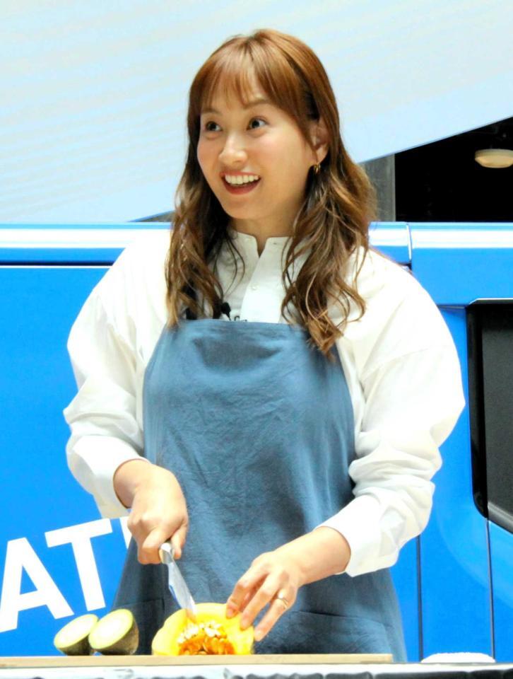 　研いだばかりの包丁の切れ味に驚きの表情を浮かべる藤本美貴