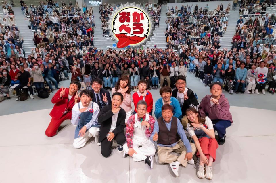 　記念撮影する（前列左から）ＮＯＮ　ＳＴＹＬＥ・石田明、ナインティナイン・岡村隆史、間寛平、村上ショージ、橋本和花子アナウンサー、（後列左から）バッテリィズ・エース、寺家、ハイヒール・モモコ、なるみ、銀シャリ・鰻和弘、橋本直、アインシュタイン・稲田直樹