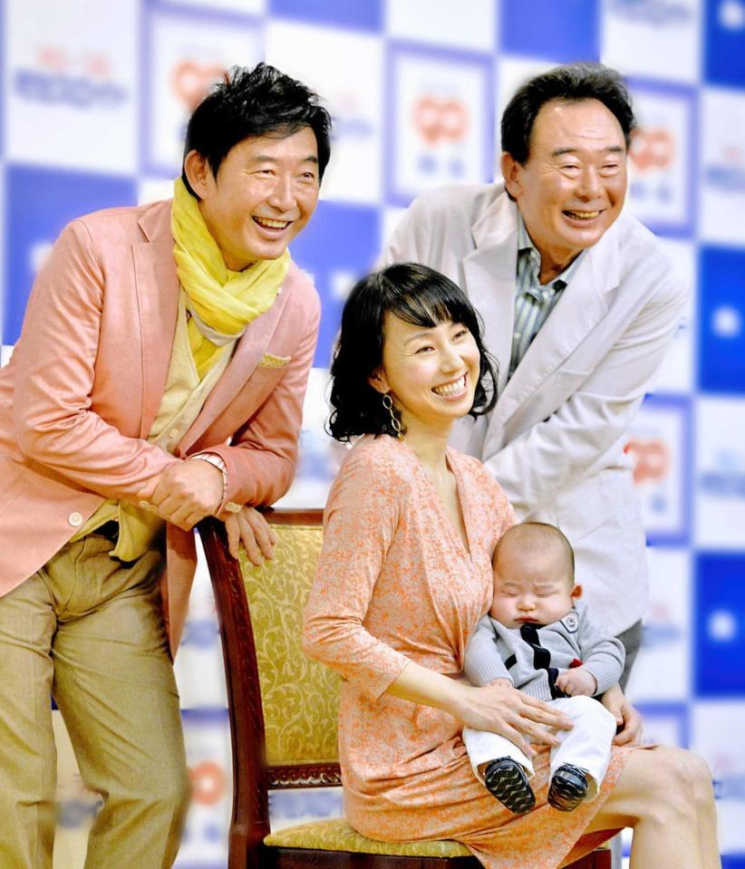 　２０１３年４月、ＣＭ発表会で（左から）石田純一、東尾理子と理汰郎くん、東尾修氏