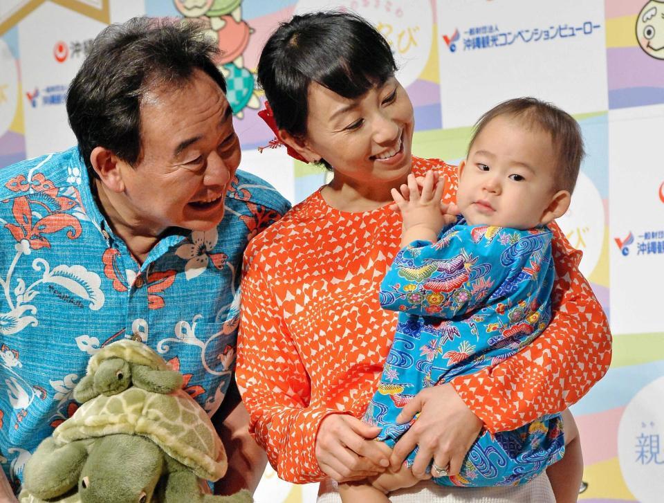 　１４年１月、理汰郎くんに優しくほほ笑む東尾修氏と理子