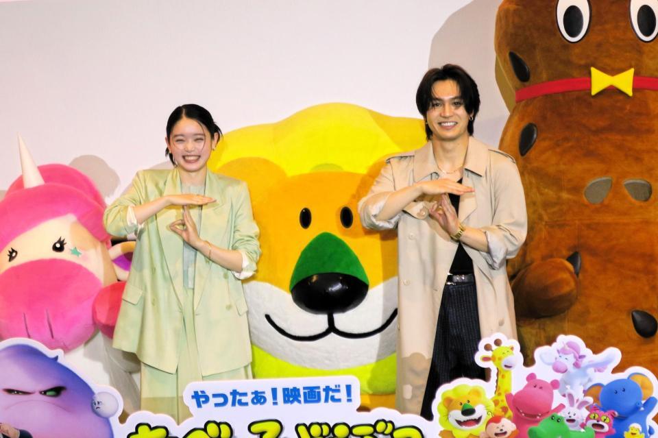 　ＴＪポーズにちなんでＴＤ（たべっ子どうぶつ）ポーズをとる松田元太と高石あかり