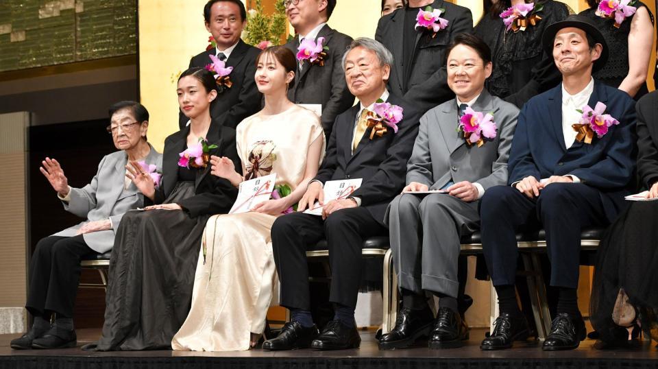 　写真に納まる（左から）石井ふく子氏、河合優実、松本若菜、池上彰氏、阿部サダヲ、宮藤官九郎氏（撮影・持木克友）