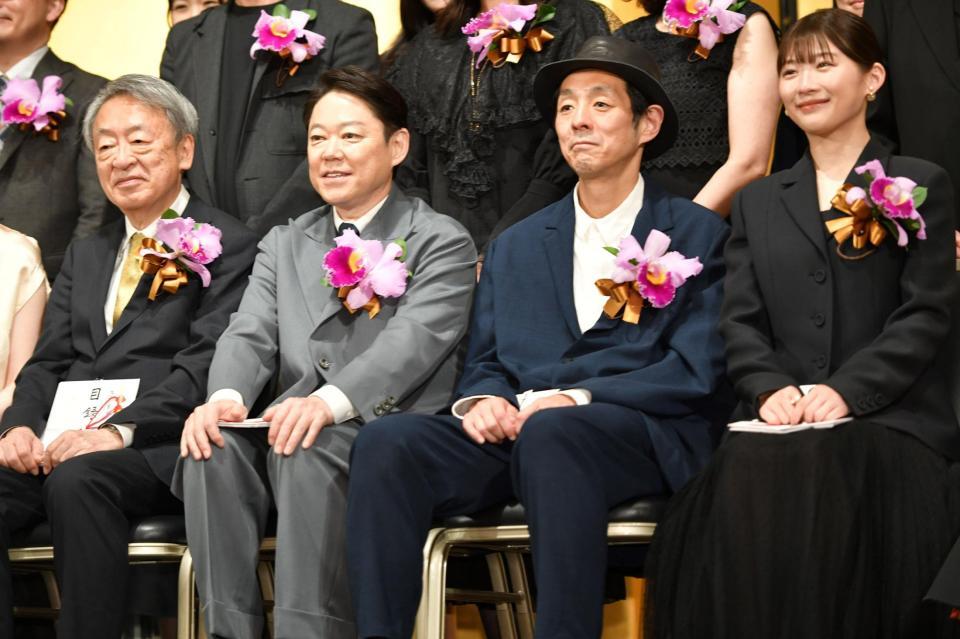 　橋田賞を受賞した（左から）池上彰氏、阿部サダヲ、宮藤官九郎氏、伊藤沙莉（撮影・持木克友）