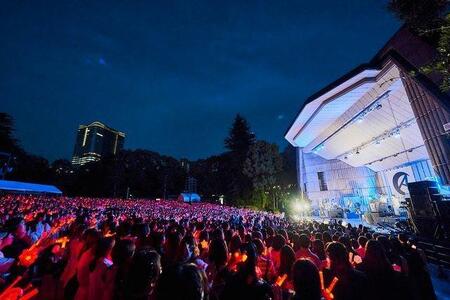 　野外ライブを行った天月