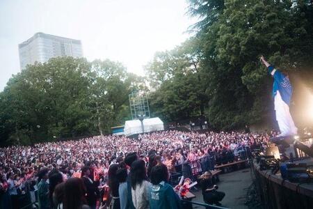 　ライブを行う天月