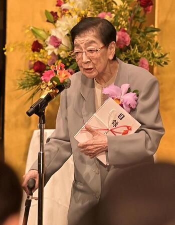 　橋田壽賀子生誕１００年記念特別賞を受賞し、あいさつする石井ふく子氏（撮影・持木克友）