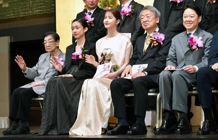 　（左から）石井ふく子プロデューサー、河合優実、松本若菜、池上彰氏、阿部サダヲ（撮影・持木克友）