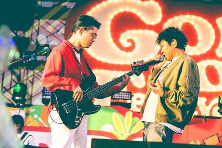 　親子共演を果たした（左から）ハマ・オカモト、浜田雅功　ⓒＧＯＢＵ　ＧＯＢＵ　Ｆｅｓｔｉｖａｌ　撮影：渡邉一生