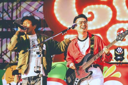 　親子共演を果たした浜田雅功（左）とハマ・オカモト　ⒸＧＯＢＵ　ＧＯＢＵ　Ｆｅｓｔｉｖａｌ　撮影：渡邉一生