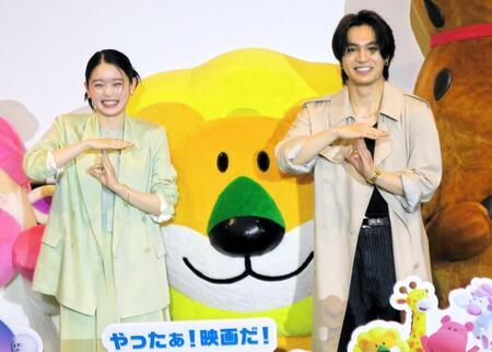 　ポーズをとる松田元太（右）と高石あかり