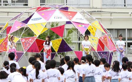 　子どもからの質問に答える（左から）ももいろクローバーＺの佐々木彩夏、百田夏菜子、玉井詩織、高城れに