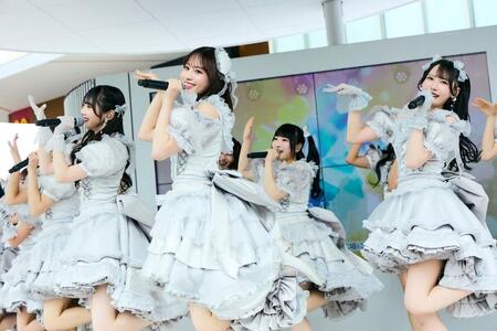 　笑顔でパフォーマンスする≠ＭＥ　©ＹＯＡＮＩ／ＫＩＮＧ　ＲＥＣＯＲＤＳ