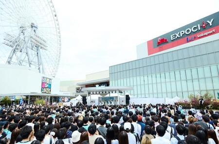 　ファンの前でパフォーマンスする≠ＭＥ　©ＹＯＡＮＩ／ＫＩＮＧ　ＲＥＣＯＲＤＳ