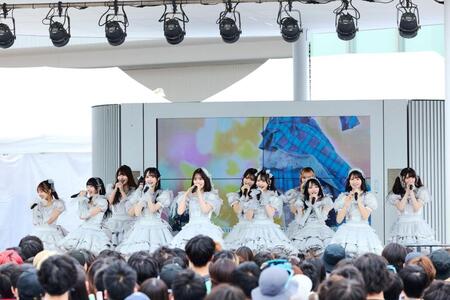 　ファンの前でパフォーマンスする≠ＭＥ　©ＹＯＡＮＩ／ＫＩＮＧ　ＲＥＣＯＲＤＳ