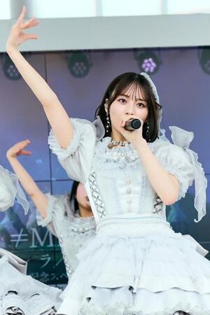　熱唱する≠ＭＥの冨田菜々風　©ＹＯＡＮＩ／ＫＩＮＧ　ＲＥＣＯＲＤＳ
