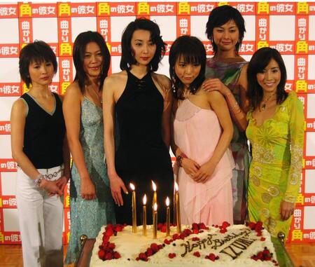 　０５年、ドラマ「曲がり角の彼女」の会見で。左から２人目が青木さやか