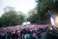 　ライブを行う天月