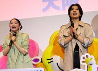 　ファンにあいさつする松田元太と高石あかり