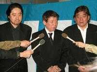 　亡くなったアイ高野さんについて語る（左から）マモルマヌー、デーブ平尾、エディ藩さん＝２００６年４月