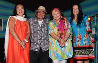 　仲良く写真に納まる（左から）サリーさん、エディ藩さん、キャシー中島、浅野順子さん＝２０１４年８月