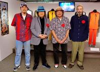 　ステージ衣装を背にするゴールデン・カップスの（左から）マモル・マヌー、ミッキー吉野、エディ藩さん、ルイズルイス加部＝２０１４年８月