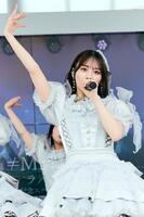　熱唱する≠ＭＥの冨田菜々風　©ＹＯＡＮＩ／ＫＩＮＧ　ＲＥＣＯＲＤＳ