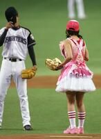 　２００６年、始球式を務めた青木さやかに一喝され頭を下げるダルビッシュ＝東京ドーム