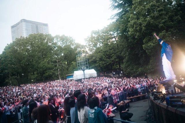 　ライブを行う天月